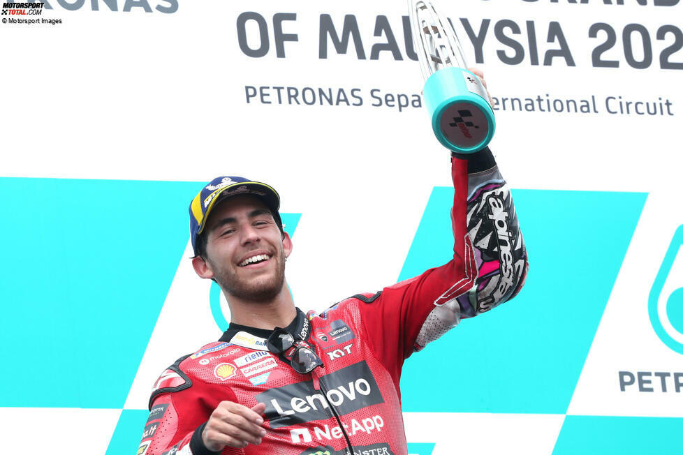 Im November gewinnt Bastianini den Grand Prix von Malaysia und feiert damit seinen ersten Sieg als Ducati-Werkspilot. Dass er auch 2024 für das Team fahren wird, verdankt er aber nicht zuletzt dem Umstand, dass Jorge Martin nicht Weltmeister wird auch 2024 für Pramac-Ducati fährt anstatt ins Werksteam berufen zu werden.