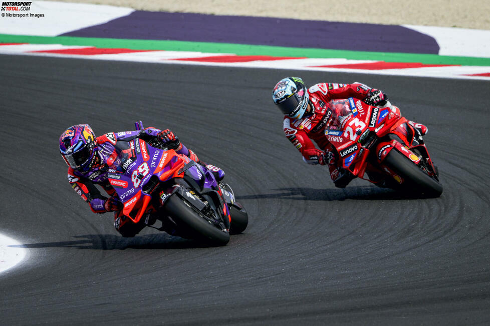 Während Martin in der Saison 2024 auf der Pramac-Ducati sogar Weltmeister wird, gelingen Bastianini in seinem zweiten Jahr im Ducati-Werksteam zwei Siege (Silverstone und Misano 2). Der Misano-Sieg kommt nach beinhartem Duell gegen Martin in der letzten Runde.