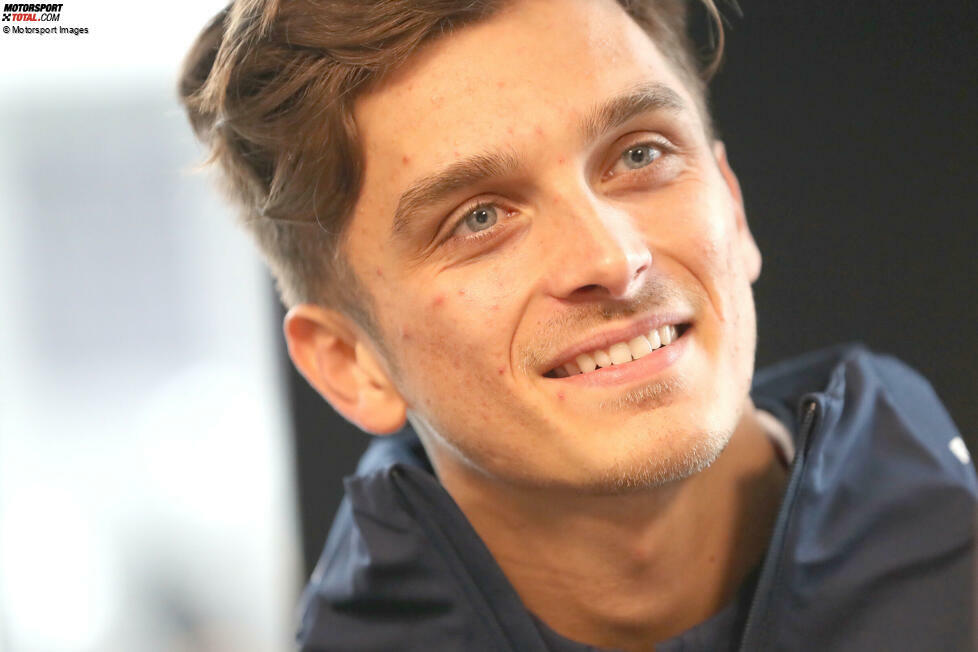 Luca Marini wird am 10. August 1997 in Urbino (Italien) geboren. Er ist der Halbbruder von Valentino Rossi. Sie haben dieselbe Mutter, aber unterschiedliche Väter. Dass auch Marini Talent hat, das beweist er in den kleinen Klassen. Seine Erfolge dort führen ihn bis in die Königsklasse.