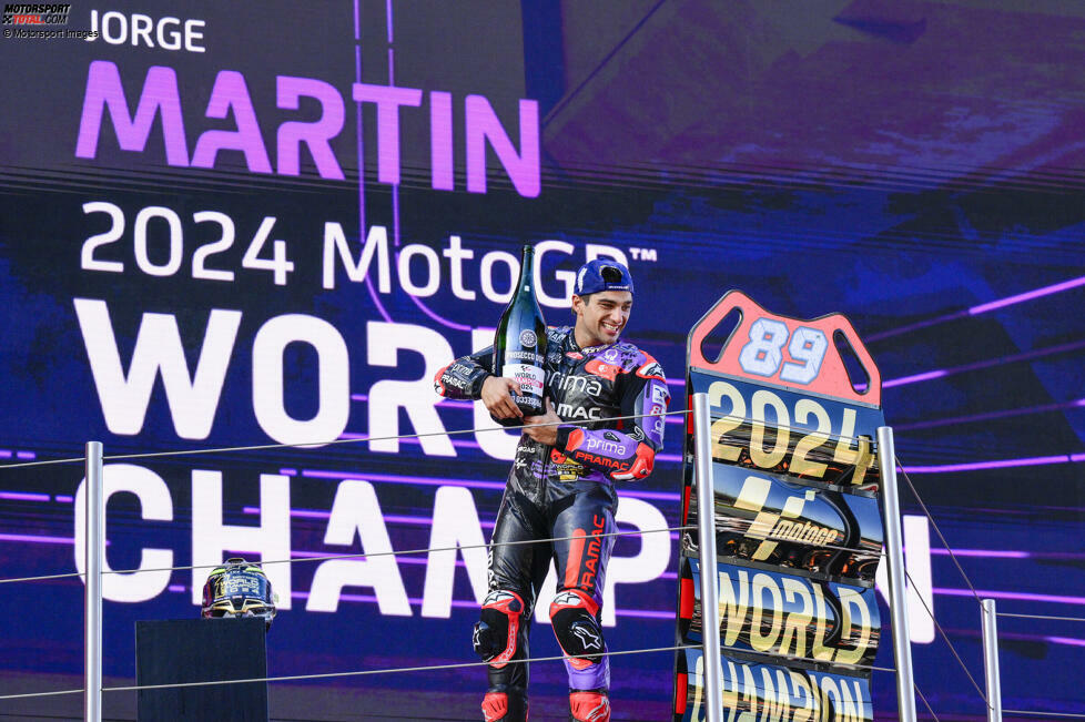 Jorge Martin Almoguera wird am 29. Januar 1998 in Madrid (Spanien) geboren. Den Sprung in die Motorrad-WM schafft er als Rookies-Cup-Champion 2014. Nach nur sechs WM-Jahren kommt Martin in die Königsklasse - und wird dort als erster Fahrer überhaupt in der MotoGP-Ära Weltmeister in seinem Satellitenteam.