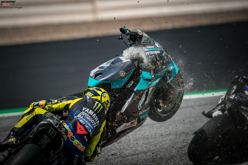 Beim nächsten Rennen in Spielberg geht ein schwerer Unfall für alle Beteiligten glimpflich aus. Auslöser ist Johann Zarco, der Morbidelli bei der Anfahrt zu Kurve 3 bei mehr als 300 km/h den Weg abschneidet.