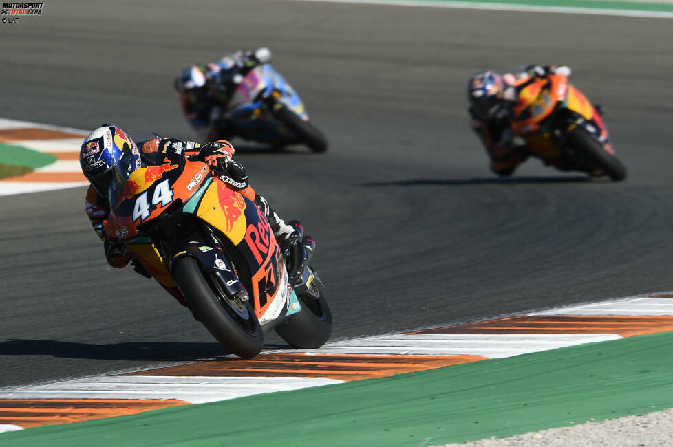 2017 steigt KTM in die Moto2 ein. Oliveira wird ins Ajo-Team zurückgeholt und das alte Erfolgsgespann ist wieder vereint. KTM ist auch von Beginn an konkurrenzfähig und Oliveira steht regelmäßig auf dem Podest. Im Herbst dann der endgültige Durchbruch. Oliveira gewinnt die letzten drei Saisonrennen und wird WM-Dritter.