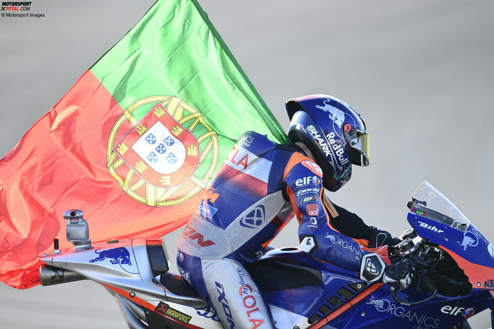 Miguel Angelo Falcao de Oliveira wird am 4. Januar 1995 in Almada in Portugal geboren. In seiner Heimat zählt er zu den großen Sportstars, weil er in der Motorrad-WM für sein Land Geschichte geschrieben hat. Seine Karriere ist eng mit KTM verbunden.