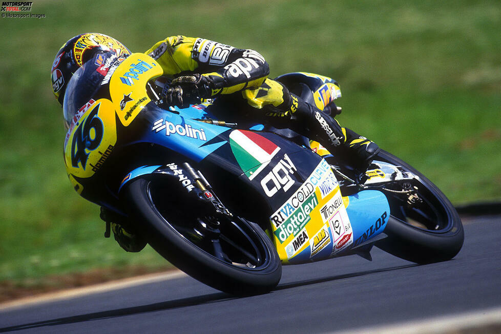 Am 31. März 1996 startete Valentino Rossi in Shah Alam seinen ersten Grand Prix in der 125er-Klasse. Als an jenem Sonntag in Malaysia die WM-Karriere des Italieners begann, waren acht Fahrer des MotoGP-Starterfeldes 2021 noch gar nicht geboren! Wer das ist, erfahren Sie auf den folgenden Seiten:
