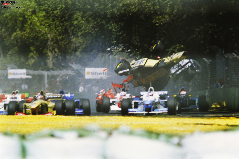 #4 Martin Brundle 1996: In der Eröffnungsrunde kollidiert der Jordan-Pilot beim Anbremsen auf Kurve 3 mit Johnny Herbert (Sauber) und David Coulthard (McLaren). Sein Bolide überschlägt sich und bricht in zwei Teile. Danach krabbelt Brundle aus dem Wrack und geht mit einem Ersatzauto erneut an den Start.