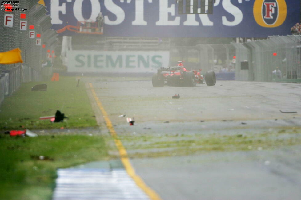 #10 Michael Schumacher 2006: Nach 32 Runden macht der Ferrari-Pilot Bekanntschaft mit der Streckenbegrenzung. Nach einem Fahrfehler schlägt er heftig in die Betonmauer ein und hinterlässt ein Trümmerfeld. Es soll sein einziger unfallbedingter Ausfall in der Saison bleiben.