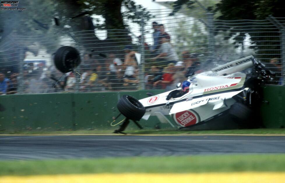 #3 Jacques Villeneuve 2001: Der BAR-Pilot kracht erst ins Heck des vor ihm fahrenden Ralf Schumacher (Williams) und steigt in den Fangzaun auf. Dort gibt es tragische Konsequenzen: Sein rechtes Hinterrad löst sich und trifft einen Streckenposten tödlich.