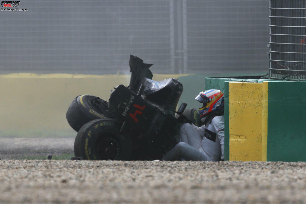 #1 Fernando Alonso 2016: Nach einer selbst verschuldeten Kollision mit Esteban Gutierrez (Haas) fliegt der McLaren-Pilot bei 300 km/h durch die Luft und kracht brutal in die Barrieren. Wie durch ein Wunder steigt er mit vergleichsweise glimpflichen Verletzungen aus dem Wrack.