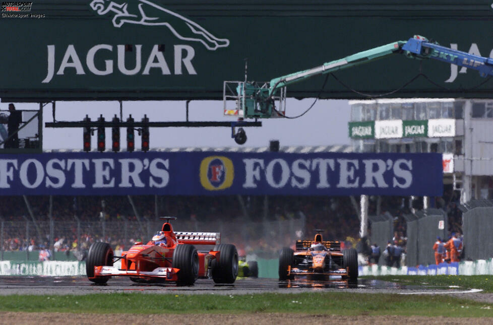 Zwei Nachnamen, die Alonso noch aus dem Jahr 2000 kennt, werden im kommenden Jahr höchstwahrscheinlich gegen ihn antreten: Schumacher und Verstappen. Sohn Mick gilt als Kandidat bei Alfa Romeo, Max ist bei Red Bull gesetzt. Hier zu sehen die Väter Michael Schumacher (Ferrari) vs. Jos Verstappen (Arrows) in Silverstone.