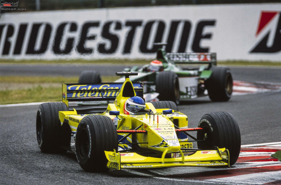 Minardi (hier zu sehen Gaston Mazzacane im Vordergrund) verwandelte sich im Lauf der Jahre in AlphaTauri, Jaguar (hier zu sehen Johnny Herbert im Hintergrund) in Red Bull. Jordan fährt heute als Racing Point weiter, BAR wurde zu Mercedes und Benetton ist heute das Renault-Werksteam.