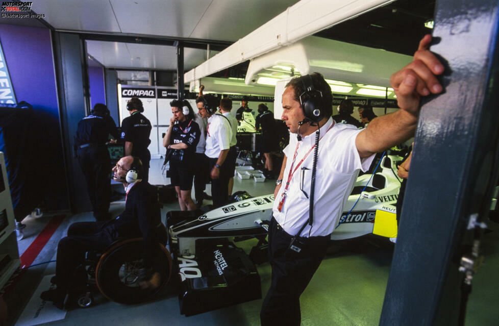 Die Menschen: Kein Teamchef, der 2000 am Kommandostand saß, ist auch heute noch in dieser Rolle zu finden. Zuletzt zog sich Frank Williams mit den Verkauf seines Teams zurück. Arrows-Boss Tom Walkinshaw verstarb 2010, Ron Dennis (McLaren), Craig Pollock (BAR), Eddie Jordan, Peter Sauber and Giancarlo Minardi haben die Formel 1 verlassen.