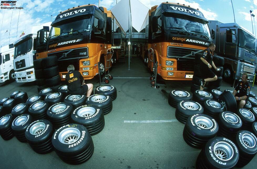 Im Jahr 2000 gab es, wie auch heute, einen einzigen Reifenhersteller: Bridgestone. Doch schon 2001 sollte der Reifenkrieg gegen Michelin beginnen. Damals wurden im Gegensatz zu heute Rillenreifen verwendet. Außerdem waren Tests und Entwicklung der Gummis nicht eingeschränkt.