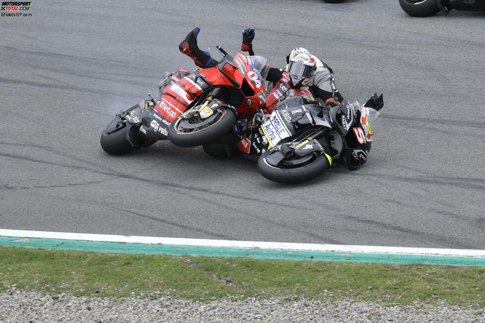Beide Ducati-Fahrer schlittern samt ihrer Motorräder über die Strecke Richtung Kiesbett.
