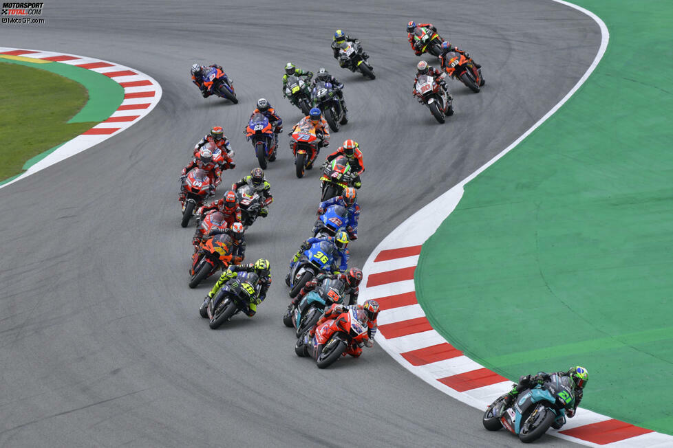Johann Zarco befindet sich kurz nach dem Start mitten im Pulk, als das Feld in Kurve 2 ankommt.