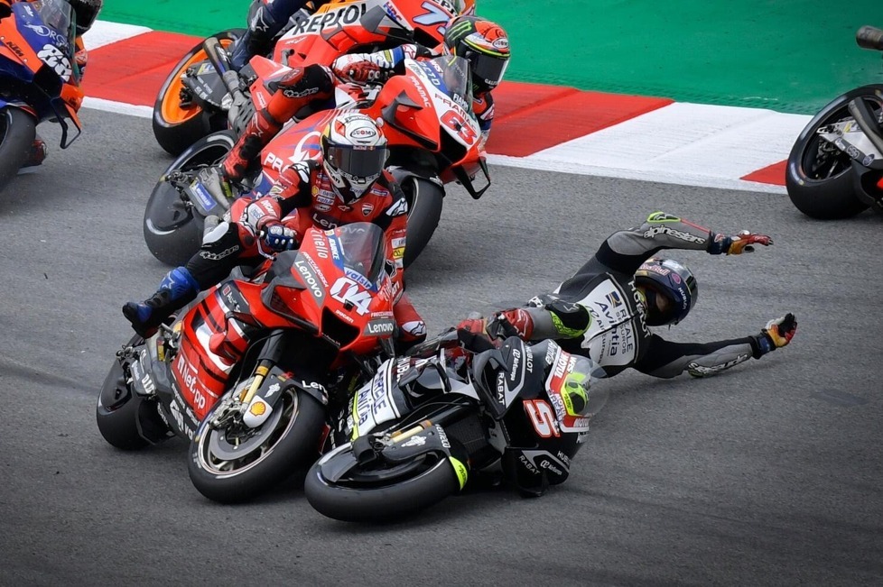 Nicht mal eine Runde dauerte das MotoGP-Rennen in Barcelona für die Ducati-Piloten Johann Zarco und Andrea Dovizioso - In Kurve 2 kollidierten die beiden