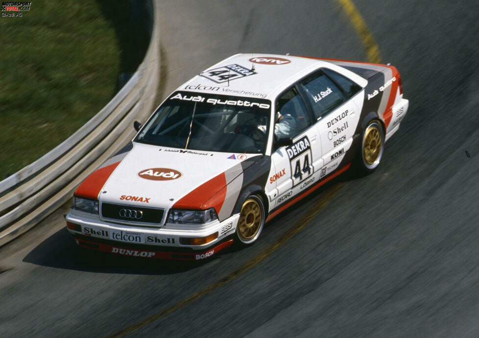 Platz 2: Schlicht und prägnant. Schon in der IMSA-Serie glänzt Hans-Joachim Stuck mit den schwarz-rot-grauen Streifen, 1990 holt er mit dem V8 Quattro beim Audi-Einstieg sensationell den Titel. Im Jahr darauf wiederholt Frank Biela mit dem gleichen Design dieses Kunststück. Wie legendär das Farbschema ist, zeigt sich ...