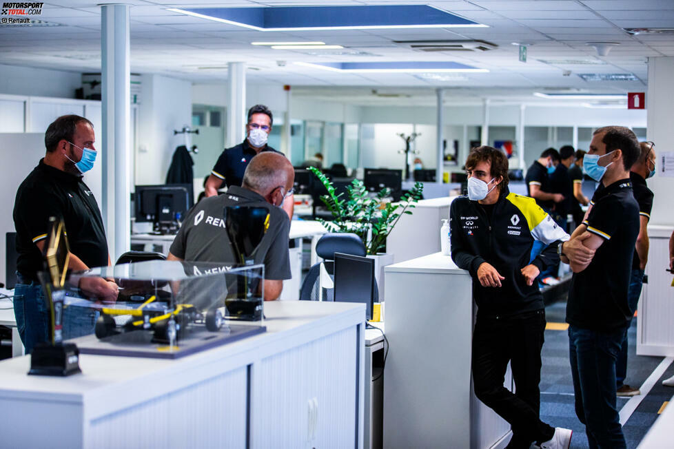 In Viry-Chatillon besichtigte Alonso die Motorenschmiede ...