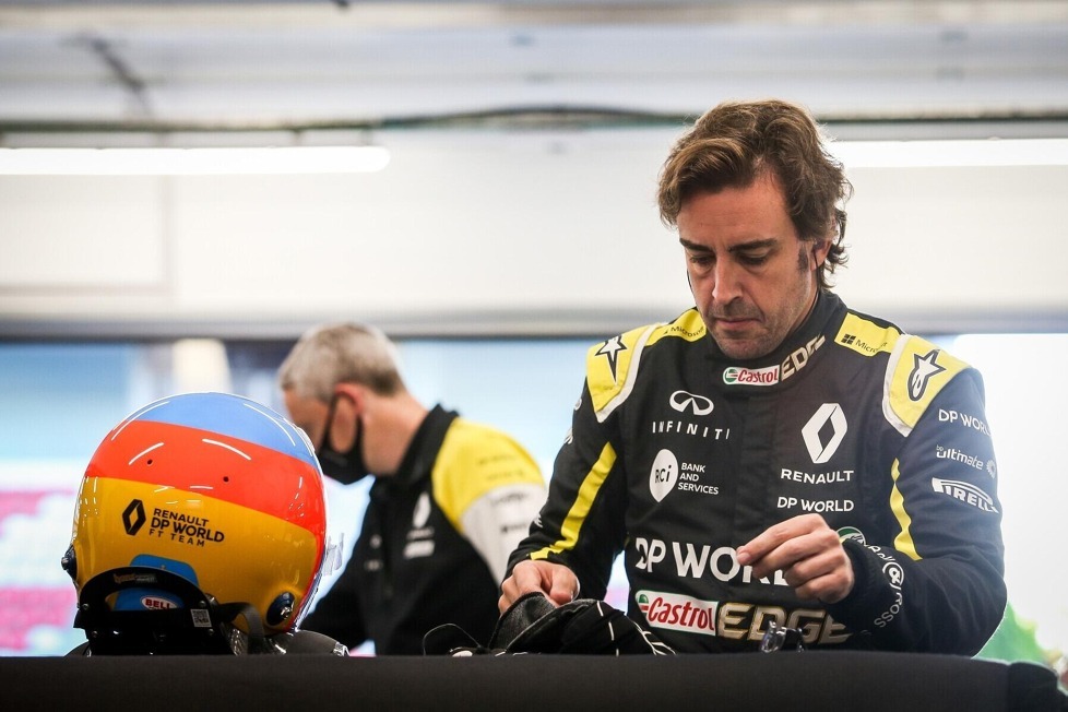 In Barcelona hat Fernando Alonso im Rahmen eines Filmtages zum ersten Mal seit seiner Comeback-Ankündigung den aktuellen Renault R.S.20 getestet