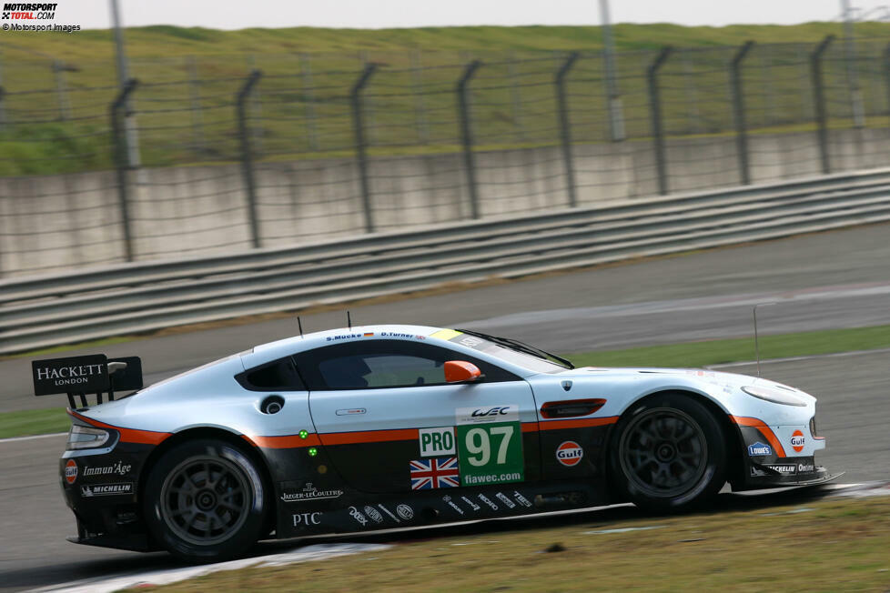 Das Abenteuer von Aston Martin Racing in der WEC beginnt 2012. In der ersten Saison kommt ein einzelner V8 Vantage zum Einsatz. Beim Saisonfinale in Schanghai gelingt Stefan Mücke und Darren Turner der erste Sieg. Die hellblaue Lackierung im Gulf-Design sollte für die nächsten Jahre Markenzeichen von AMR sein