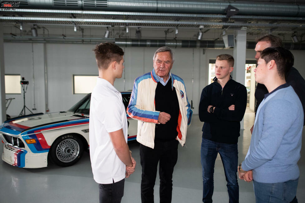 Das BMW-Junior-Team Max Hesse, Neil Verhagen, Dan Harper mit Mentor Jochen Neerpasch