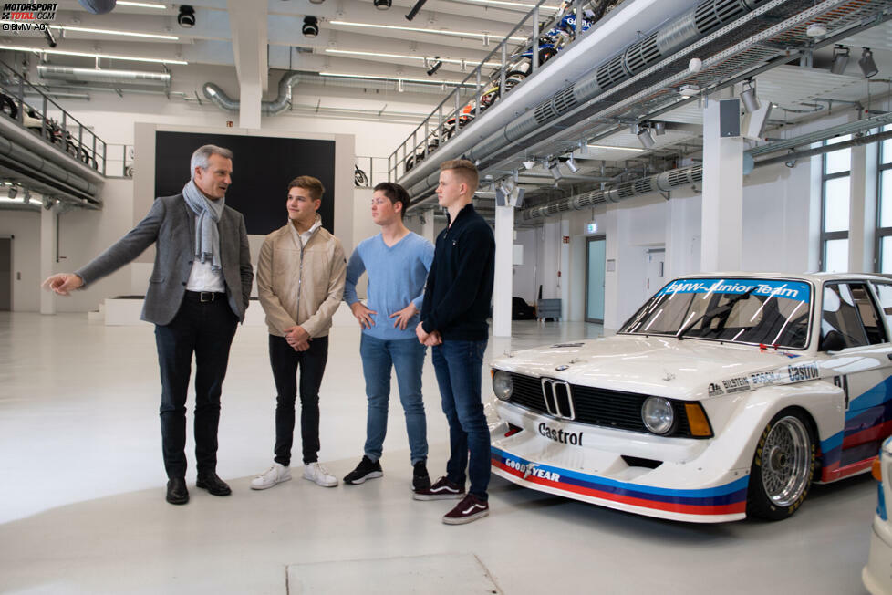 Das BMW-Junior-Team Max Hesse, Neil Verhagen, Dan Harper mit BMW-Motorsportchef Jens Marquardt