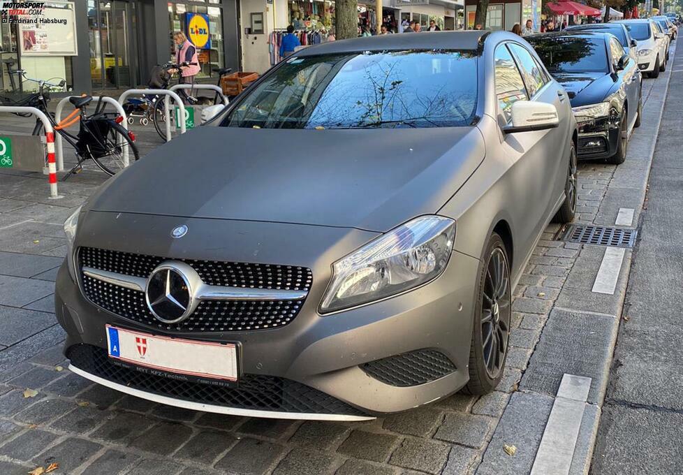 Ferdinand Habsburg (Mercedes A 200): Ich wollte genau dieses Auto, habe als Teenager aber ein paar Modifikationen gemacht: Ich habe es mit einem Freund von Weiß auf Matt-Grau foliert, baute einen größeren Lautsprecher ein und ließ ein Chiptuning machen. Mit dem Mercedes wollte ich meine damalige Freundin in München zum Oktoberfest ...