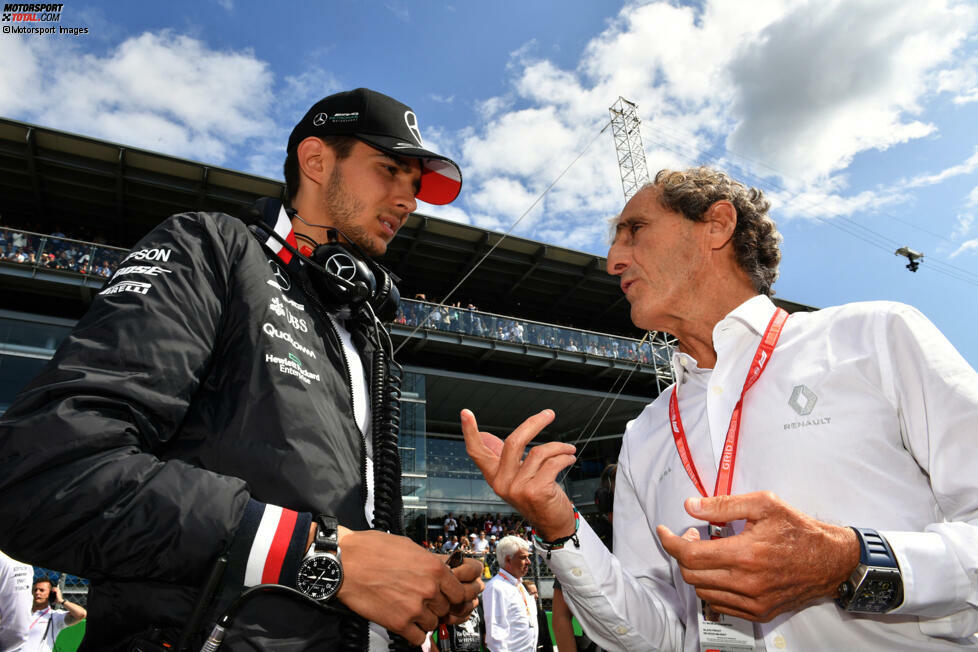 Ocon testet das Mercedes-Weltmeisterauto und wärmt parallel dazu alte Kontakte auf: Hier diskutiert er mit Renault-Berater Alain Prost, die Gespräche konkretisieren sich schließlich im Sommer und ...