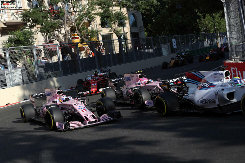 ... zwischen den beiden Force-India-Fahrern, das zeigen Szenen wie diese aus Baku: Ocon und Perez kommen sich mehrfach zu nahe, mitunter kracht es und das Team verliert wichtige Punkte. Auch die Stimmung leidet, aber ...