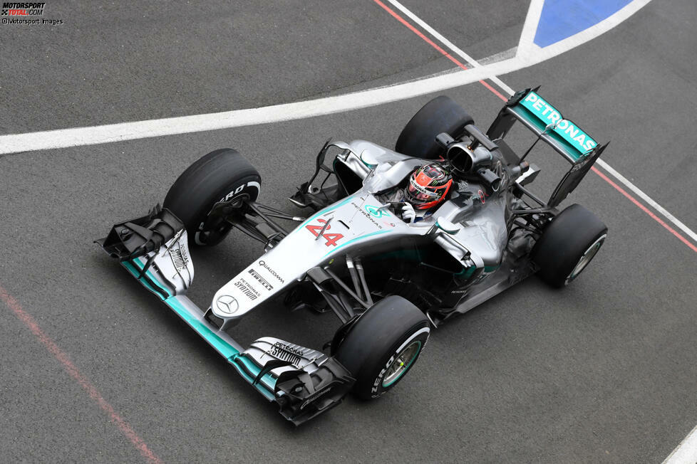 ... wie hier in Silverstone einige Wochen später im Mercedes W07, dem dominanten Fahrzeug der Saison 2016. Das Mercedes-Outfit, das ...