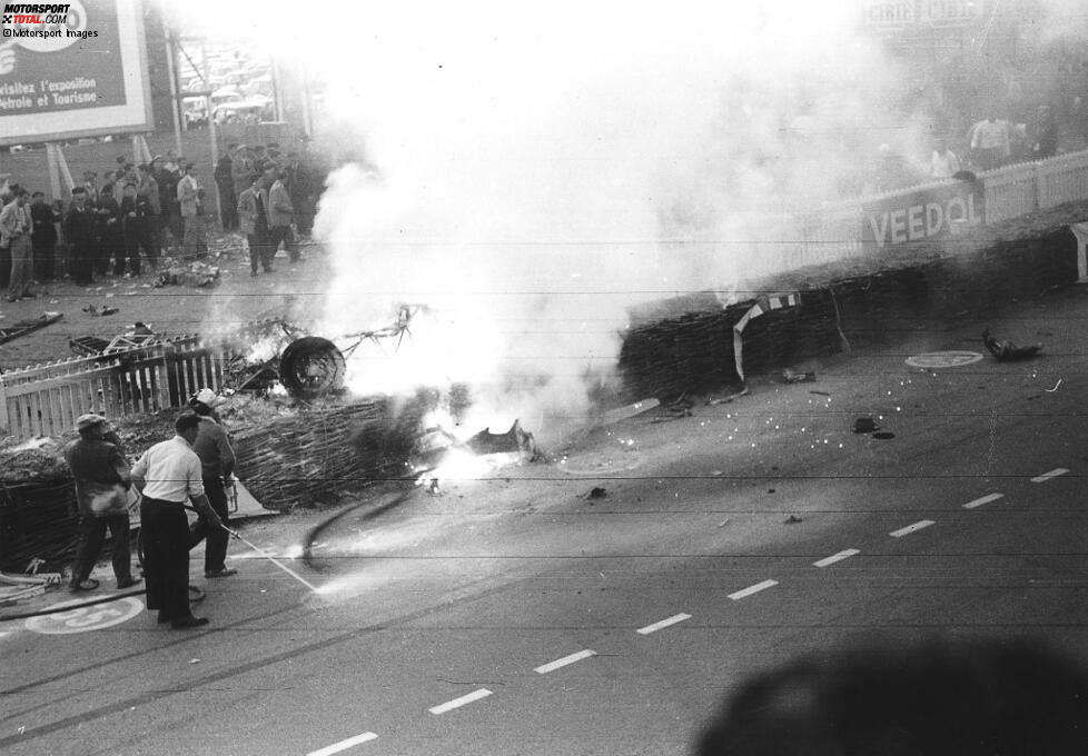 Die größte Absagewelle trifft die Formel 1 jedoch 1955, als gleich vier Grands Prix gestrichen werden. Und zwar aus traurigem Grund: Nachdem es bei den 24 Stunden von Le Mans zu einer der größten Tragödien im Motorsport kommt, bei dem Pierre Levegh und mehr als 80 Zuschauer getötet werden, sagen gleich mehrere Veranstalter ihre Rennen ab.