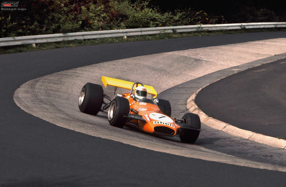 Wie gefährlich die Grüne Hölle einst war, muss Niki Lauda 1976 leidvoll feststellen, doch schon sechs Jahre zuvor bringen Sicherheitsbedenken das Rennen ins Wanken. Wenige Wochen vor dem Rennen fordern die Fahrer einige Sicherheitsanforderungen, die der Nürburgring in der Kürze der Zeit nicht erfüllen kann.