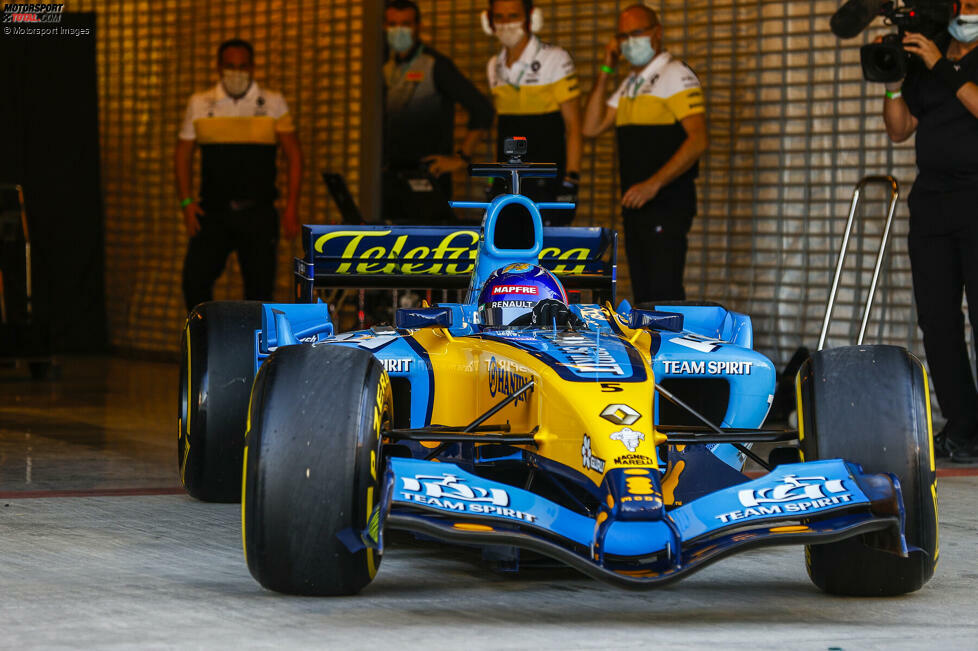 Los geht's für Fernando Alonso: Der Formel-1-Rückkehrer fährt zum Abschied der Marke Renault (ab 2021: Alpine) in Abu Dhabi noch einmal mit seinem Weltmeister-Auto von 2005, mit dem Renault R25. Damit gewann Alonso seinen ersten Titel. Und jetzt gibt es das Wiedersehen!