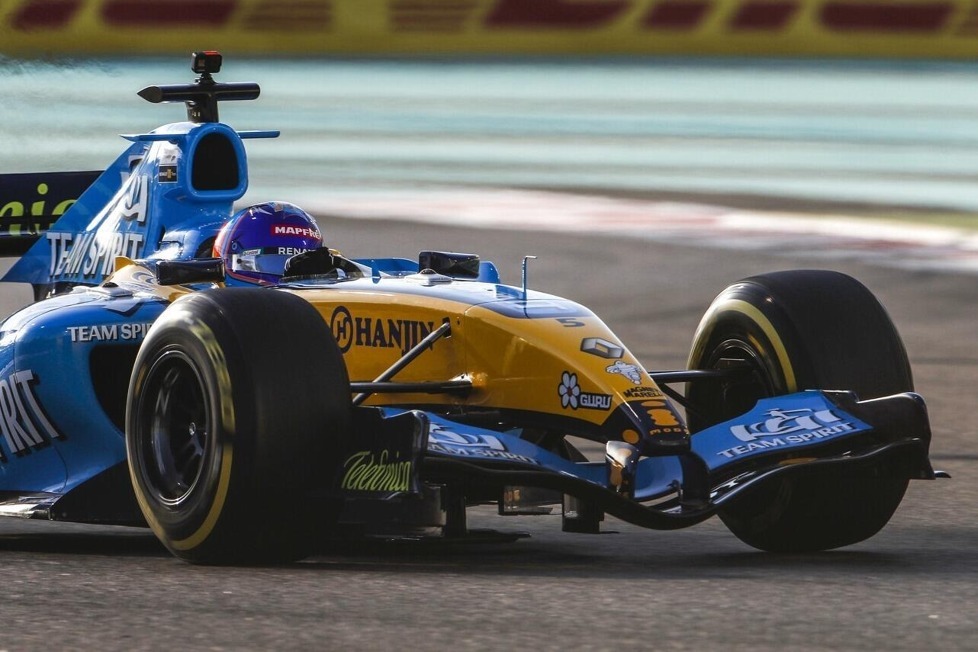 Der zweimalige Formel-1-Weltmeister Fernando Alonso fährt zum Abschied der Marke Renault einzelne Demorunden in seinem WM-Auto aus der Saison 2005