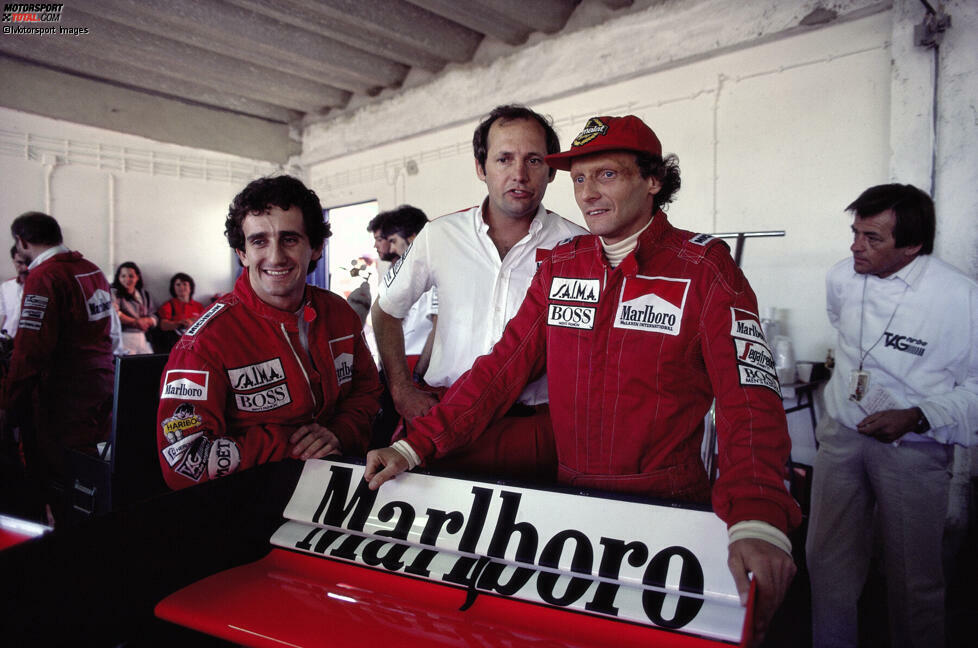 Drei Jahre später erfolgt ein Sinneswandel. Auch weil er Geld für seine Fluglinie braucht, kehrt Lauda mit McLaren in die Formel 1 zurück. Gleich im dritten Rennen nach seinem Comeback gewinnt er in Long Beach, 1984 krönt Lauda seine Karriere mit dem dritten WM-Titel - und hängt Ende 1985 den Formel-1-Helm endgültig an den Nagel.
