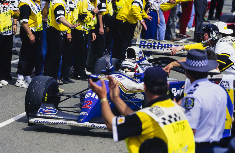Ein Jahr darauf kehrt Mansell unter tragischen Umständen in die Formel 1 zurück. Nach dem Unfalltod von Ayrton Senna fährt er vier Rennen für Williams. Beim Saisonfinale in Adelaide feiert der Brite im Alter von 41 Jahren seinen 31. Grand-Prix-Sieg.