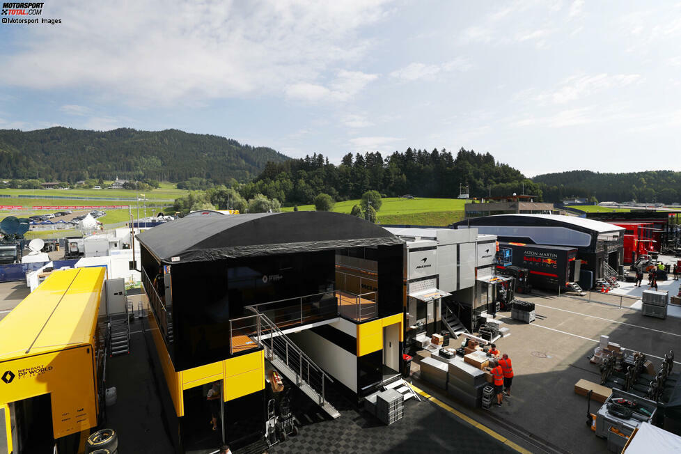 Das Fahrerlager sieht auf den ersten Blick aus wie immer, aber: Es fehlen die Hospitality-Tempel der Teams. Man setzt stattdessen auf mehr oder weniger einfache Motorhomes und die Infrastruktur vor Ort in Spielberg.