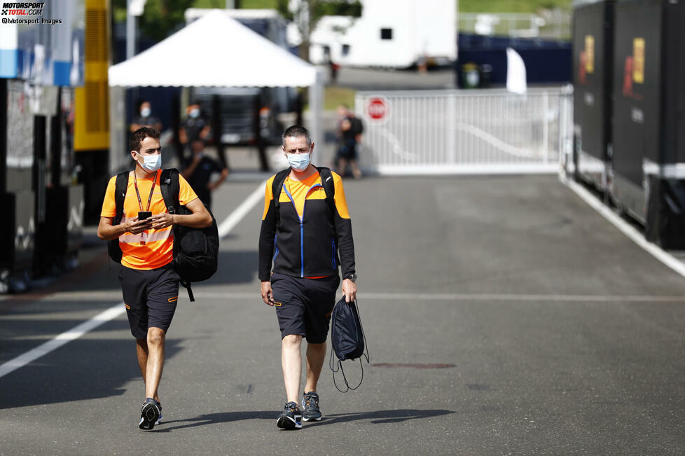 Übrigens: Wer wie diese McLaren-Mitarbeiter ins Fahrerlager kommt, muss sich einem Temperaturcheck unterziehen und die Hände desinfizieren. Erst dann geht's rein ins Allerheiligste der Formel 1 ...