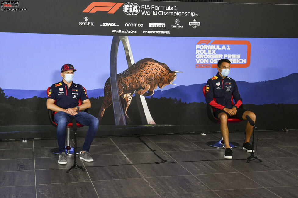 Die Pressekonferenz in Spielberg sieht so aus: Je Team sitzen beide Fahrer für eine gute Viertelstunde vor der 