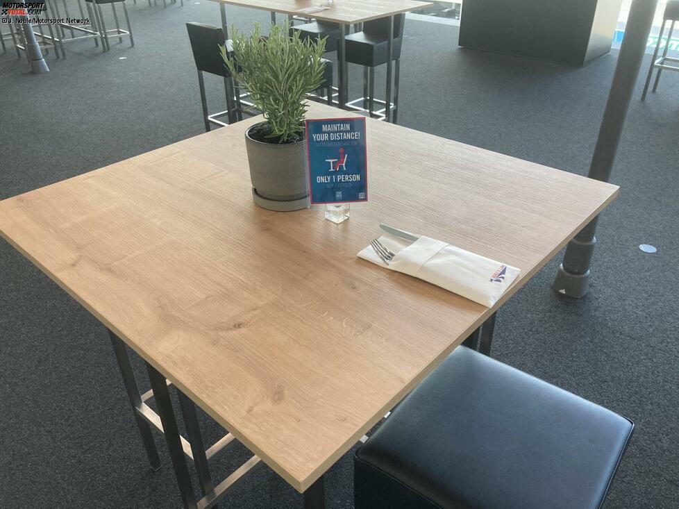 Für die kleine Pause zwischendurch steht den Medienvertretern ein Cateringbereich zur Verfügung. Viel Gesellschaft aber gibt es dort nicht: pro Tisch nur eine Person!