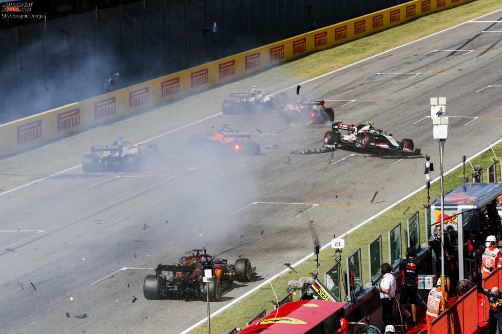 Der Re-Start-Crash beim Toskana-Grand-Prix 2020 in Mugello: Mehrere Fahrzeuge verunfallen auf der Zielgeraden, vier Fahrer sind auf der Stelle raus!