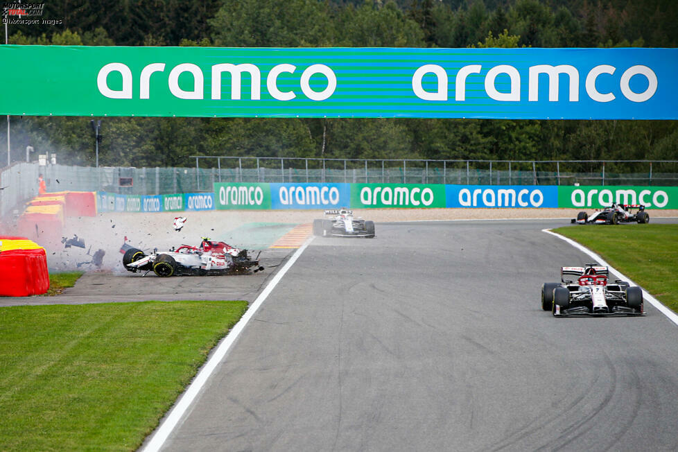 Alfa-Romeo-Fahrer Antonio Giovinazzi fliegt ab beim Belgien-Grand-Prix. Und kurz darauf wird auch Williams-Fahrer George Russell in den Zwischenfall verwickelt. Beide bleiben unverletzt. Der gesamte Unfall als Fotostrecke!