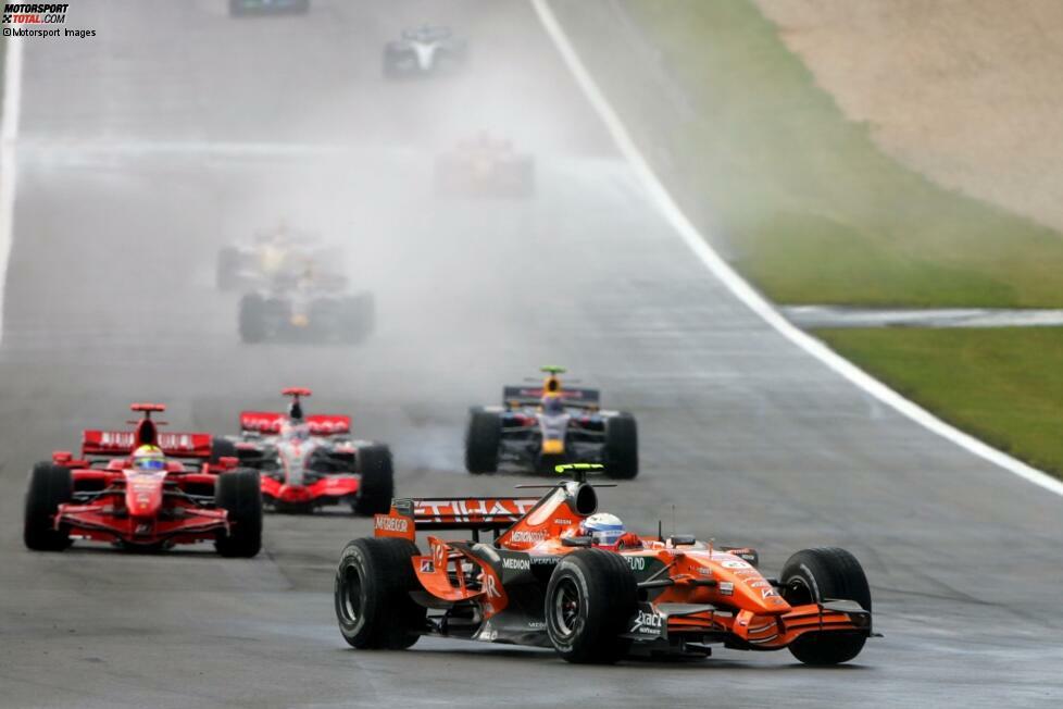 Top: Markus Winkelhock. Christijan Albers trennt sich von Spyker, beim Nürburgring-Rennen 2007 erhält Winkelhock seine Chance - und nutzt sie: Dank cleverer Reifentaktik führt er zeitweise bei seiner einzigen Grand-Prix-Teilnahme! Wenig später aber fällt er technisch bedingt aus.