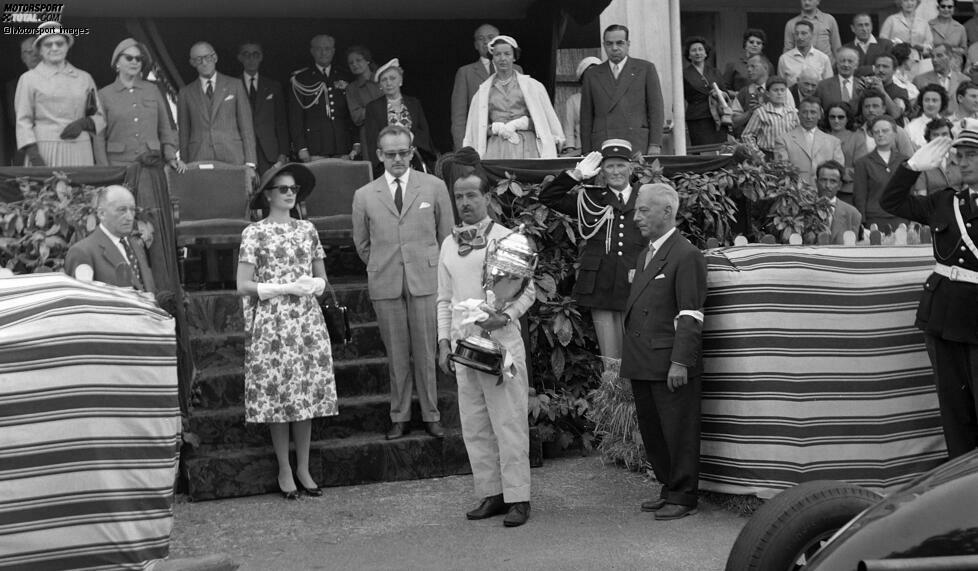 Monte Carlo 1958: Maurice Trintignant wird als Sieger geehrt. Auch er ist schon über 40 Jahre alt, als er in Monaco gewinnt - zum zweiten Mal übrigens.