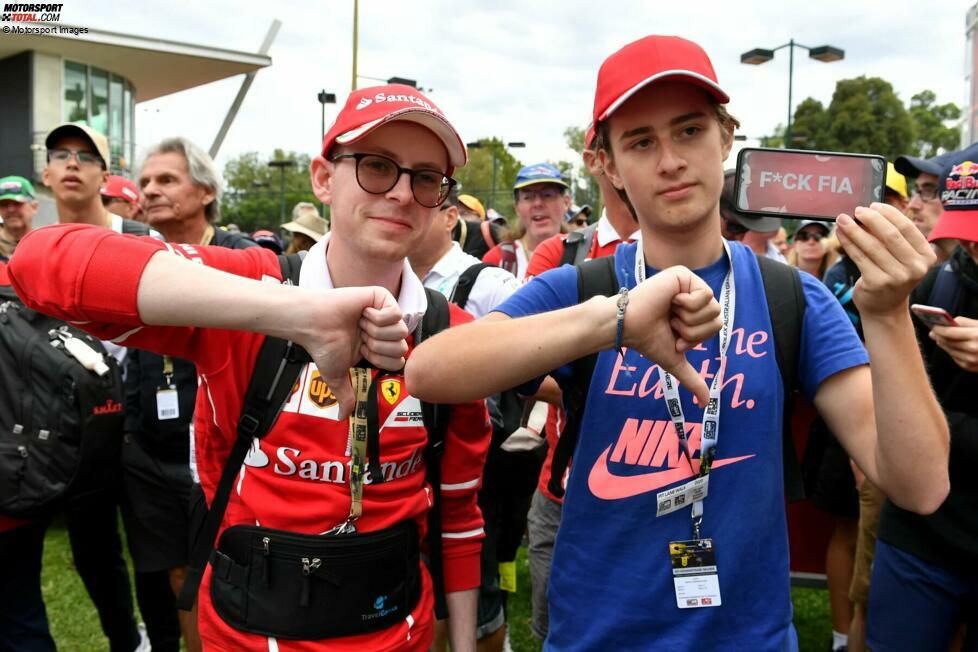 2020: Die Formel 1 rückt an zum Saisonauftakt in Australien. Dann gibt es einen Coronafall im Fahrerlager und das Rennwochenende wird kurzfristig abgesagt. Die Fans an der Strecke hat man bis zuletzt Schlange stehen lassen, die Empörung ist groß.