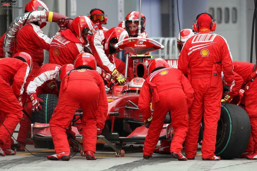 2009: Ferrari holt Kimi Räikkönen im Malaysia-Grand-Prix auf P5 liegend zum Boxenstopp herein und lässt Regenreifen aufziehen. Der Regen aber kommt (noch) nicht, und Räikkönens Rennen ist futsch. Während einer Rotphase holt er sich erst mal ein Eis ...