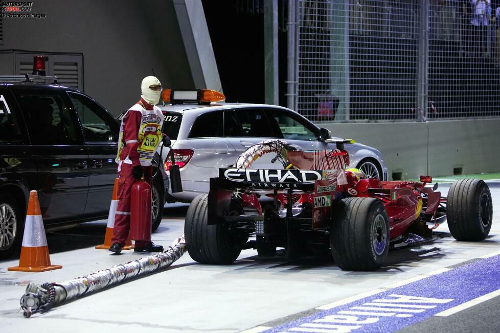 2008: Felipe Massa fährt in Singapur nach dem Boxenstopp los, obwohl der Tankschlauch noch im Auto steckt. Er reißt ihn ab, hält am Ende der Boxengasse an, um ihn entfernen zu lassen. Das kostet Zeit: Massa verliert die Führung und den möglichen Rennsieg, damit später auch den WM-Titel 2008!