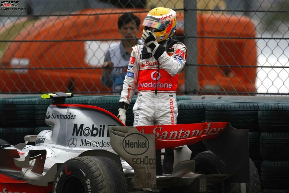 2007: McLaren lässt WM-Spitzenreiter Lewis Hamilton in Schanghai zu lange auf abgefahrenen Reifen draußen. Als Hamilton schließlich mit völlig abgenudelten Pneus an die Box fahren will, rutscht er ins Kiesbett und fällt aus. Es profitiert der spätere Weltmeister Kimi Räikkönen im Ferrari.