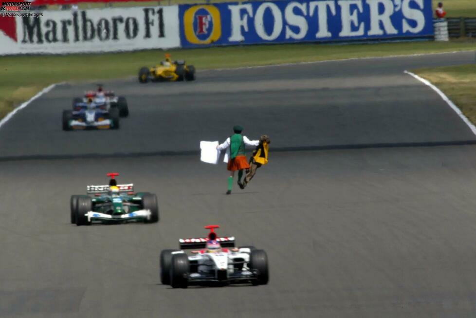 2003: Der irische Priester Cornelius Horan stürmt während des Rennens in Silverstone die Strecke - auf der Hangar Straight, wo die Fahrzeuge über 300 km/h erreichen! Einige Fahrer können nur knapp ausweichen, das Safety-Car neutralisiert den Grand Prix und Sportwarte holen Horan vom Kurs.