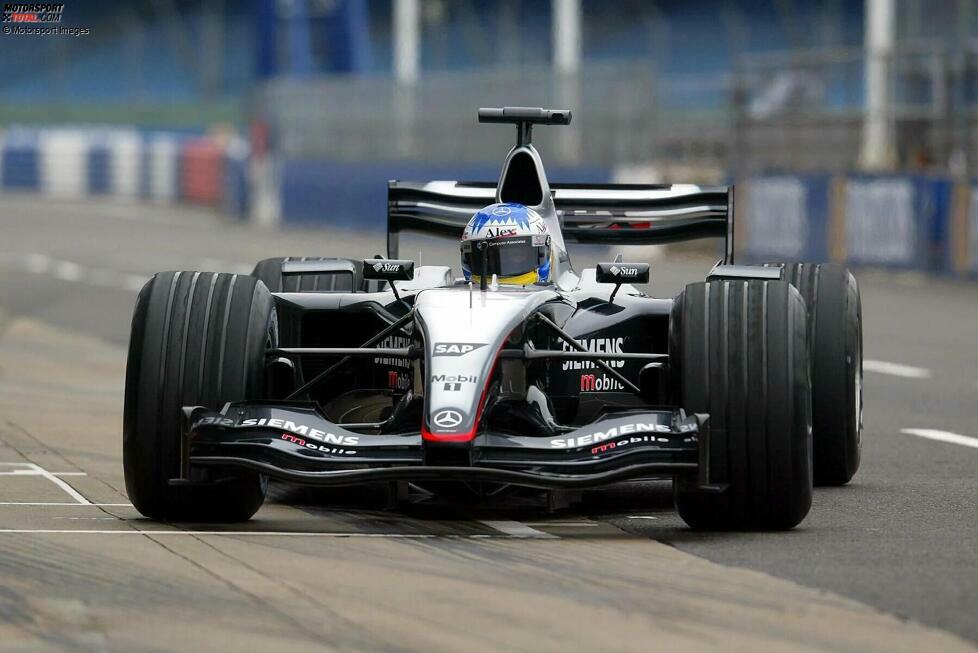 2003: McLaren wagt mit dem MP4/18 für 2003 einen radikalen Neuanfang. Doch das misslingt: Das Auto erweist sich bei Probefahrten als defektanfällig und fliegt mehrfach durch die vorgeschriebenen Crashtests, fährt keine Rennen. McLaren nutzt stattdessen das modifizierte Vorjahresauto!