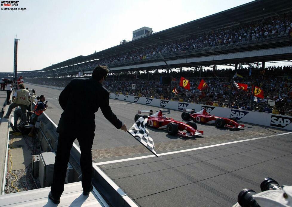 2002: Michael Schumacher will beim US-Grand-Prix in Indianapolis ein Doppelsieg-Zielfoto mit Ferrari-Teamkollege Rubens Barrichello inszenieren und macht langsam, aber zu langsam: Barrichello fährt vorbei und gewinnt hauchdünn!
